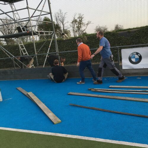 Rubberen slagplanken voor hockeyvelden 42 Op de afbeelding de vrijwilligers van Hockey in Hoegaarden bezig met de vervanging van de oude houten slagplanken door onze regenraat slagplanken.